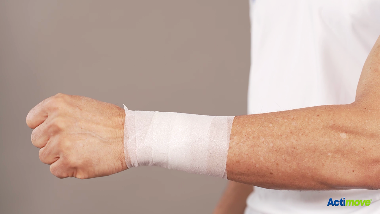Fasciatura del polso con bendaggio sottogamba per proteggere la pelle Fasciatura del polso con bendaggio sottogamba per proteggere la pelle